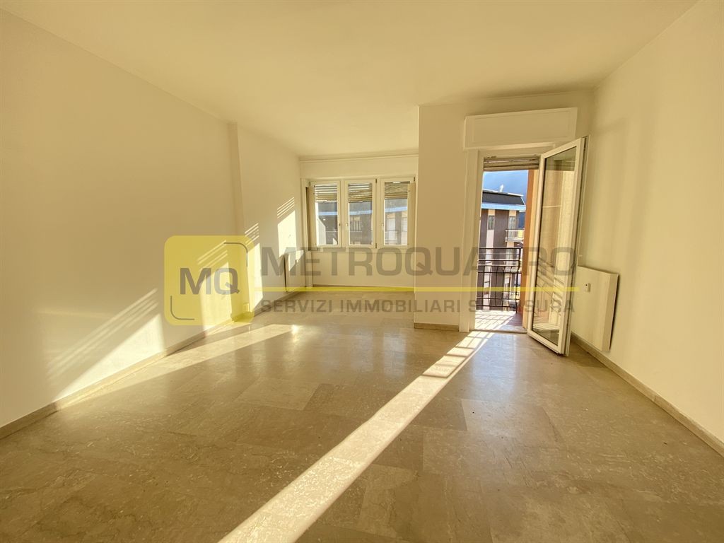 Lecco, zona Centro, ampio trilocale in vendita